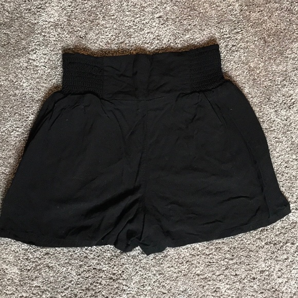 Black high waisted flowy shorts - Picture 2 of 2